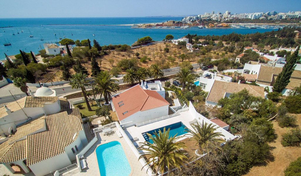 5 bedrooms accommodation and filming location algarve